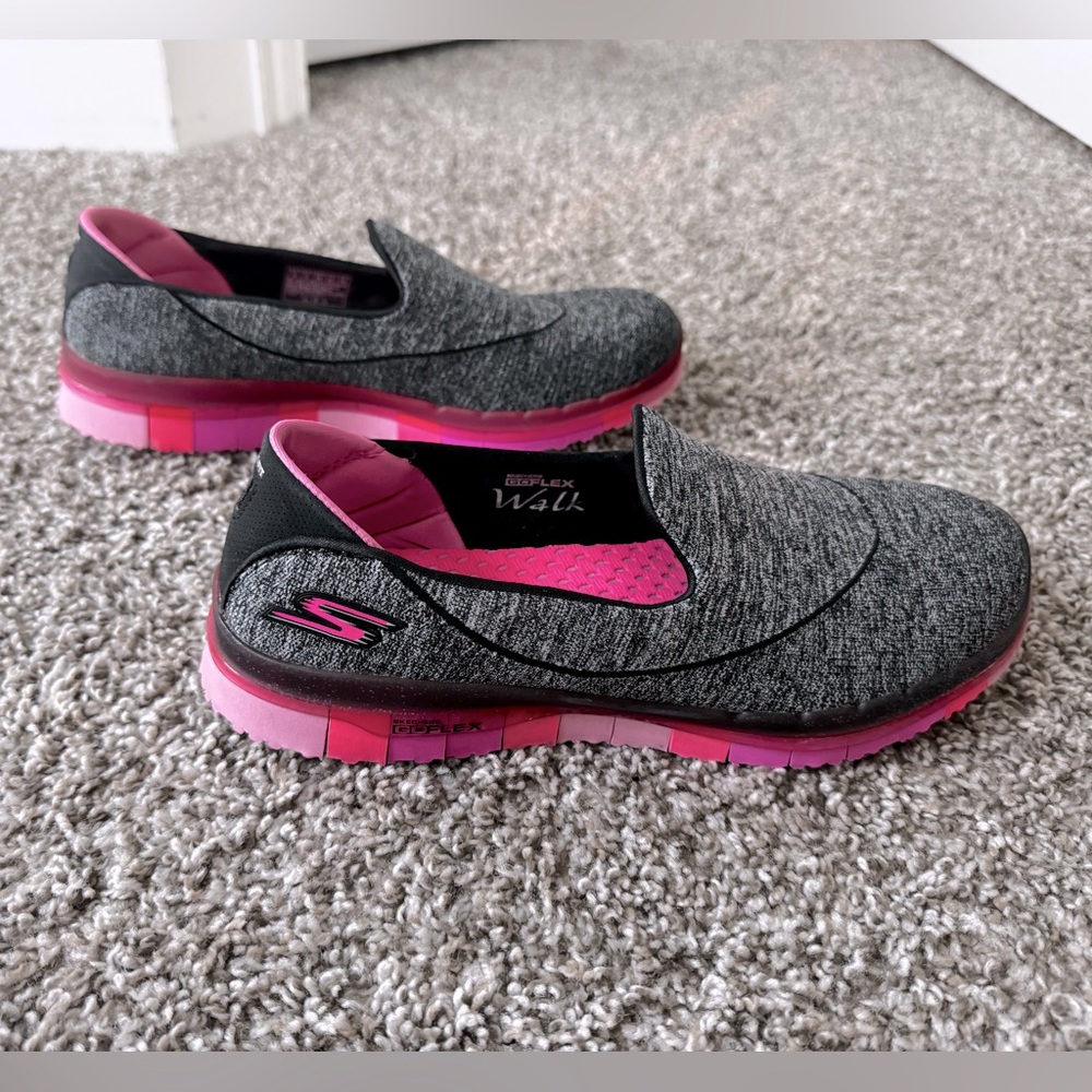 Women's Skechers Go Flex Walk Grey & Pink Quick-Fit Goga Mat in Soles Size 9